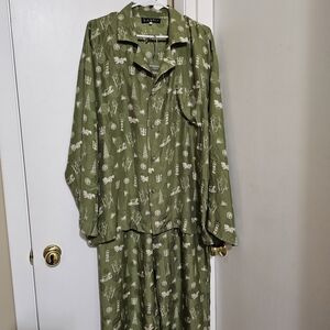 100% Silk Green Patterned Pajama Set
